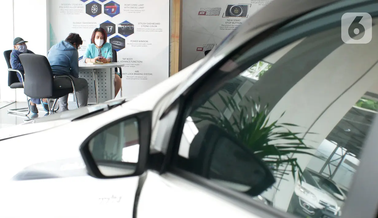 Pegawai melayani calon pembeli mobil di Tunas Daihatsu, Jakarta, Rabu (17/6/2020). Menurut Gabungan Industri Kendaraan Bermotor Indonesia (Gaikindo), penjualan mobil di Indonesia pada Mei 2020 turun 82 persen dari pencapaian Mei 2019 yang sebesar 93.881 unit. (Liputan6.com/Angga Yuniar)