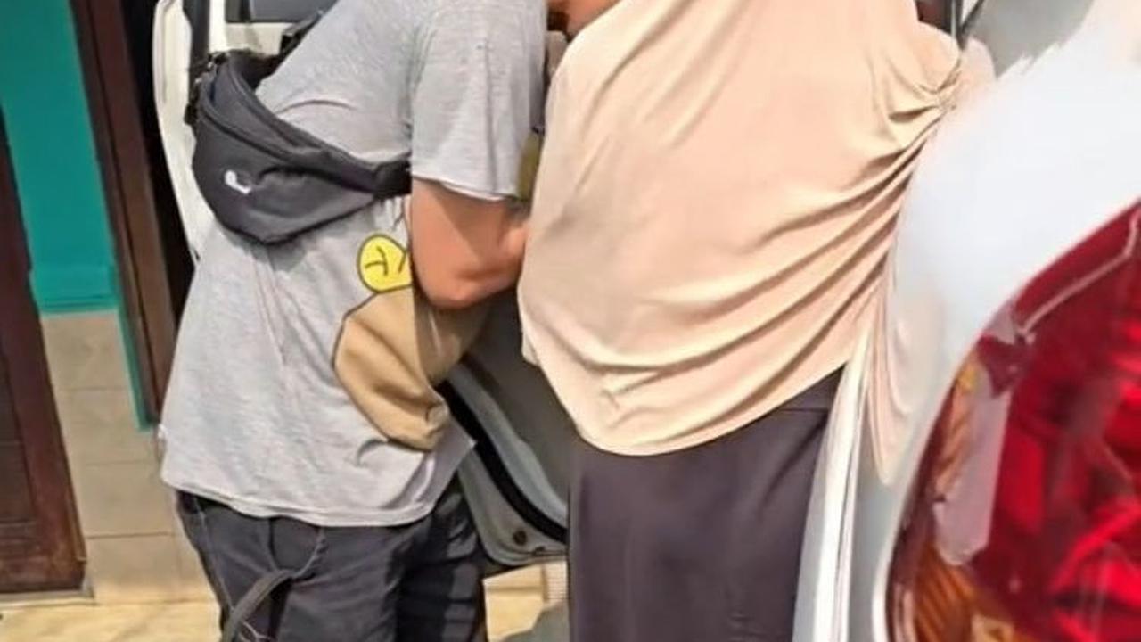 Akhirnya, ARTnya pun sampai di kampung halamannya dan bertemu keluarganya. Dua pria yang diduga keluarganya pun menyalami bos baik hati ini dan menurunkan barang-barang.&nbsp;