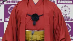 Pemegang predikat grand champion sumo, Kisenosato mengumumkan pensiun dari karirnya di Tokyo, Rabu (16/1). Pengunduran dirinya diumumkan setelah Kisenosato kalah tiga kali berturut-turut dalam turnamen papan atas New Year Grand Sumo. (JIJI PRESS AFP)