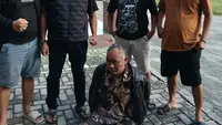 Penampakan Kiai Pendiri Ponpes Tersangka Pencabulan Santriwati di Pati Berlutut Ditangkap Polisi