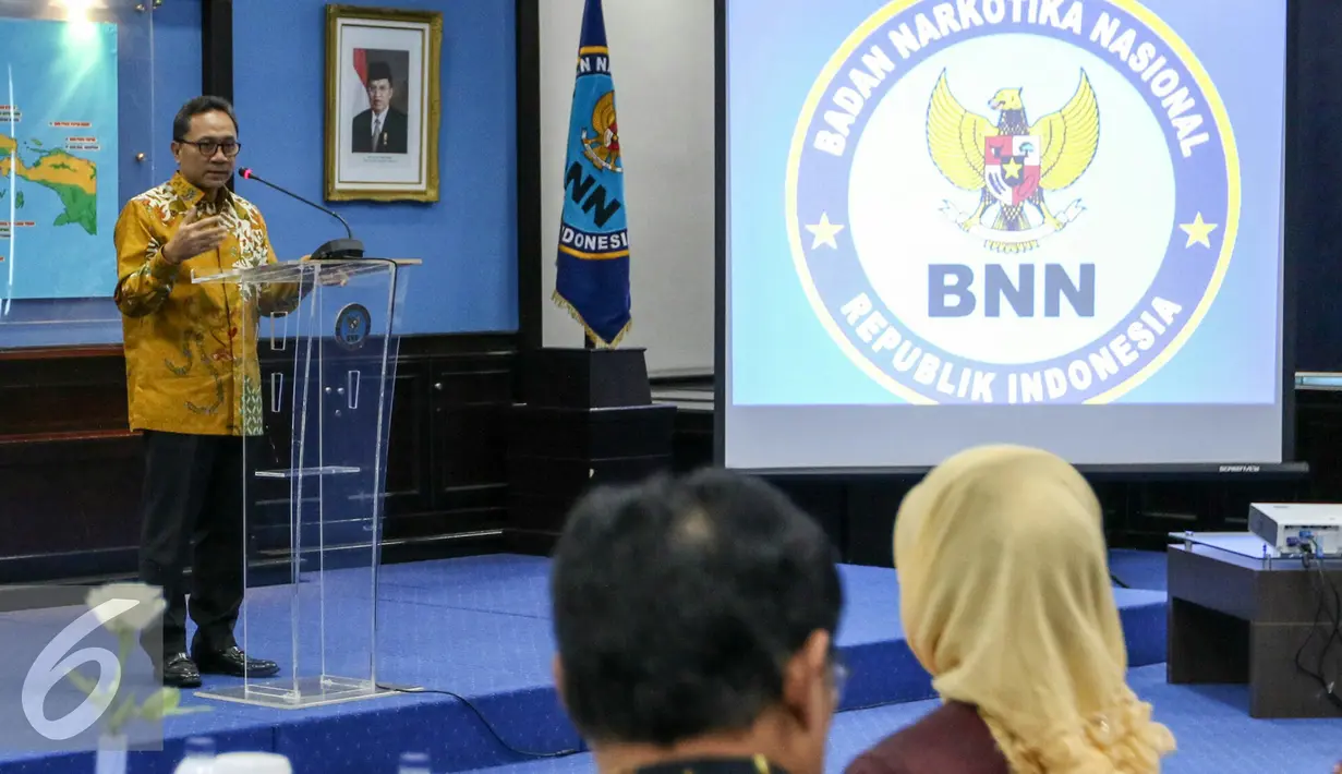 Ketua MPR, Zulkifli Hasan memberikan sambutan kepada Ketua MPR, Zulkifli Hasan di ruang BNN, Cawang, Jakarta, Jumat (4/3/2016). Kunjungan Zulkifli dalam rangka memberi dukungan agar BNN lebih maksimal dalam memberantas narkoba. (Liputan6.com/Yoppy Renato)