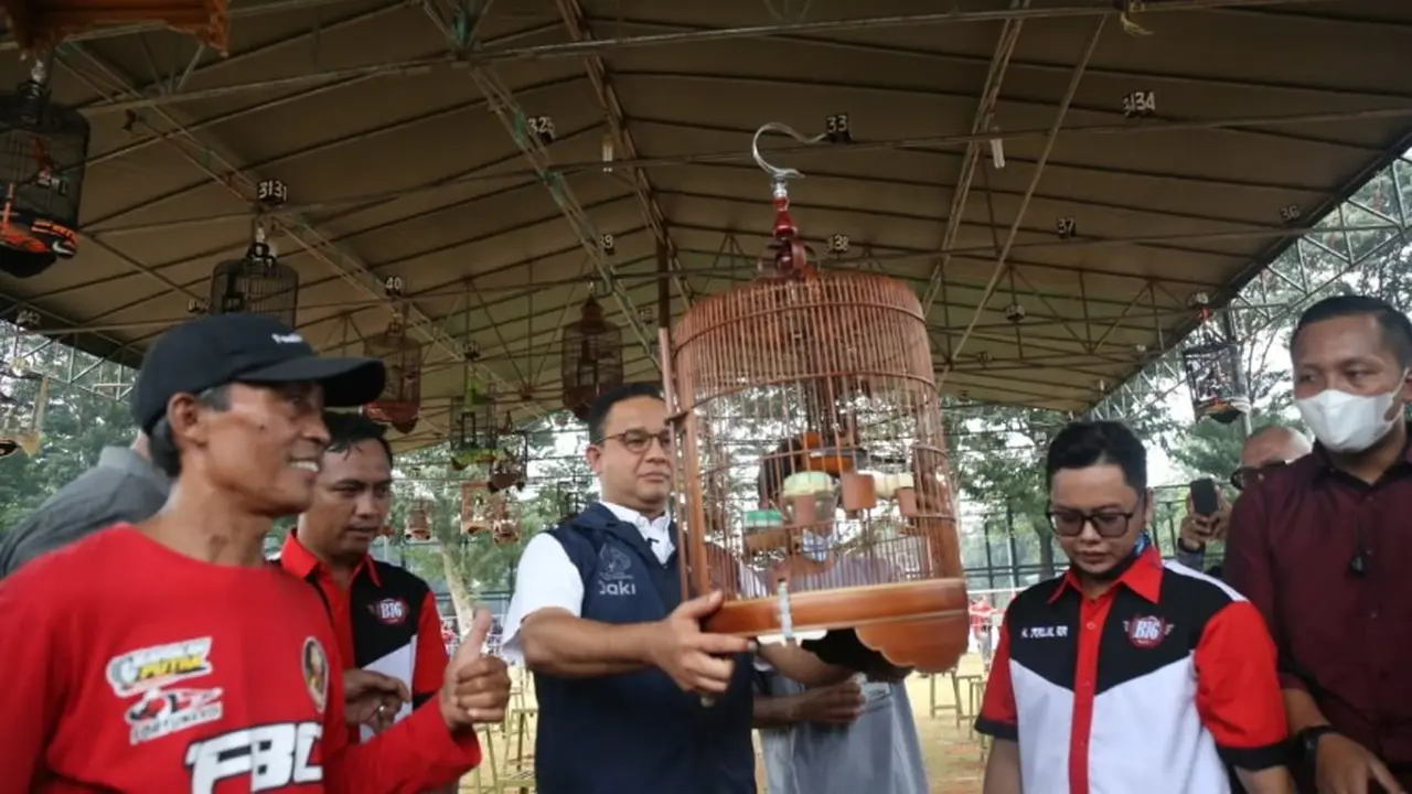Gubernur DKI Jakarta Anies Baswedan menghadiri acara Kompetisi Kicau Burung di Lapangan Banteng, Jakarta Pusat. (Merdeka.com)
