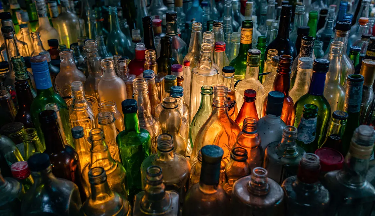 Botol-botol kaca yang ditemukan lansia Tengku Mohamad Ali Mansor di sepanjang pantai, dipajang di museum botolnya di desa Penarik di distrik Setiu, negara bagian Terengganu, Malaysia timur pada 11 September 2020.  (AFP/Mohd Rasfan)