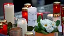 Sejumlah lilin dinyalakan di depan SMA Josef-Koenig-Gymnasium, Jerman, sebagai tanda duka jatuhnya pesawat Germanwings, Selasa (24/3/2015). Belasan pelajar dan guru dari sekolah itu turut menjadi penumpang pesawat Germanwings. (REUTERS/Kirsten Neumann)