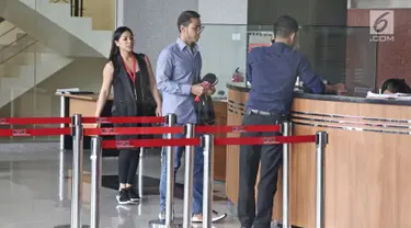 Putra dan putri Setya Novanta, Dwina Michaella dan Rheza Herwindo seusai menjalani pemeriksaan di gedung KPK, Jakarta, Rabu (28/3). Dwina dan Rheza diperiksa sebagai saksi untuk sebagai untuk dua tersangka kasus e-KTP. (Liputan6com/Herman Zakharia)