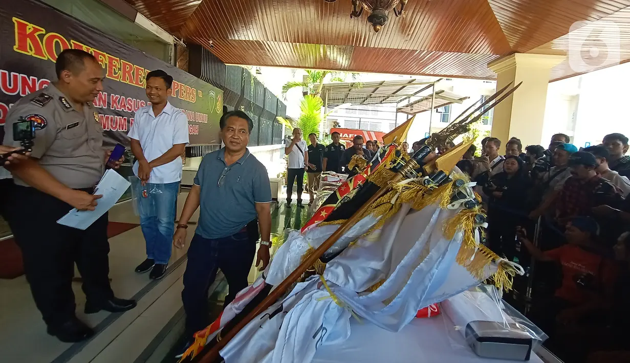 Polisi menunjukkan barang bukti kasus Keraton Agung Sejagat saat konferensi pers di Polda Jawa Tengah, Semarang, Rabu (15/1/2020). Barang bukti yang disita di antaranya kartu identitas hingga dokumen palsu kartu anggota Keraton Agung Sejagat. (Liputan6.com/Gholib)