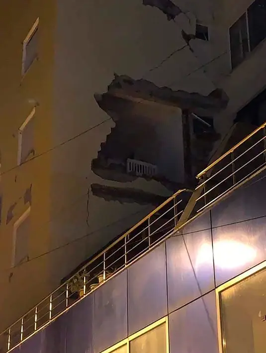 Sebuah bangunan yang rusak terlihat setelah gempa bumi di Durres,  Albania barat, Selasa (26/11/2019). Gempa bumi bermagnitudo 6,4 mengguncang Albania, Selasa dini hari yang menyebabkan beberapa bangunan dan gedung permukiman runtuh. (AP Photo)