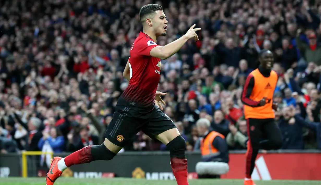 Gelandang Manchester United, Andreas Pereira berselebrasi usai mencetak gol ke gawang Southampton selama pertandingan lanjutan Liga Inggris di stadion Old Trafford, (2/3). MU menang tipis 3-2 atas Southampton. (Martin Rickett /PA via AP)