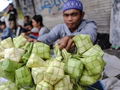 Penjual kulit ketupat menjajakan dagangannya di sebuah pasar kawasan Ciracas, Jakarta, Kamis (16/7/2015). Menjelang Lebaran, warga mulai ramai membeli kulit ketupat. (Liputan6.com/Faizal Fanani)
