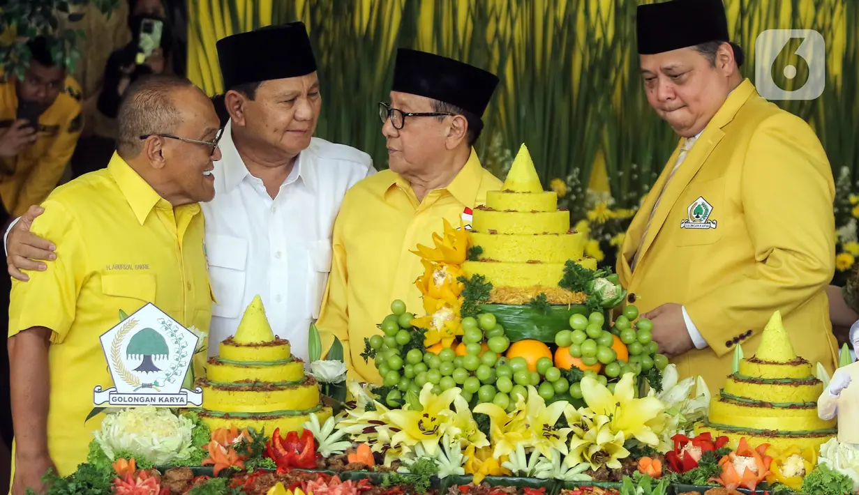 Bakal Calon Presiden dari Koalisi Indonesia Maju, Prabowo Subianto (kedua kiri) saat menghadiri syukuran Hari Ulang Tahun (HUT) ke-59 Partai Golkar yang digelar di DPP Partai Golkar, Jakarta, Jumat (20/10/2023). (Liputan6.com/Angga Yuniar)
