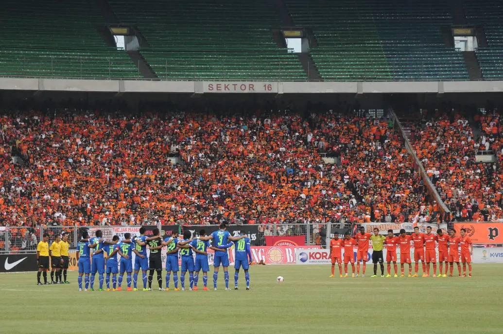 Pemain Persija Jakarta dan Persib Bandung mengheningkan cipta untuk Alm Ayi Beutik di Stadion GBK, (10/8/2014). (Liputan6.com/Helmi Fithriansyah)