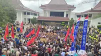 Ratusan warga menggelar aksi damai mendatangi kantor bupati Banyuasin untuk memberikan dukungan kepada Penjabat (PJ) Bupati Banyuasin Hani Syopiar Rustam menjalankan tugasnya. (Istimewa)
