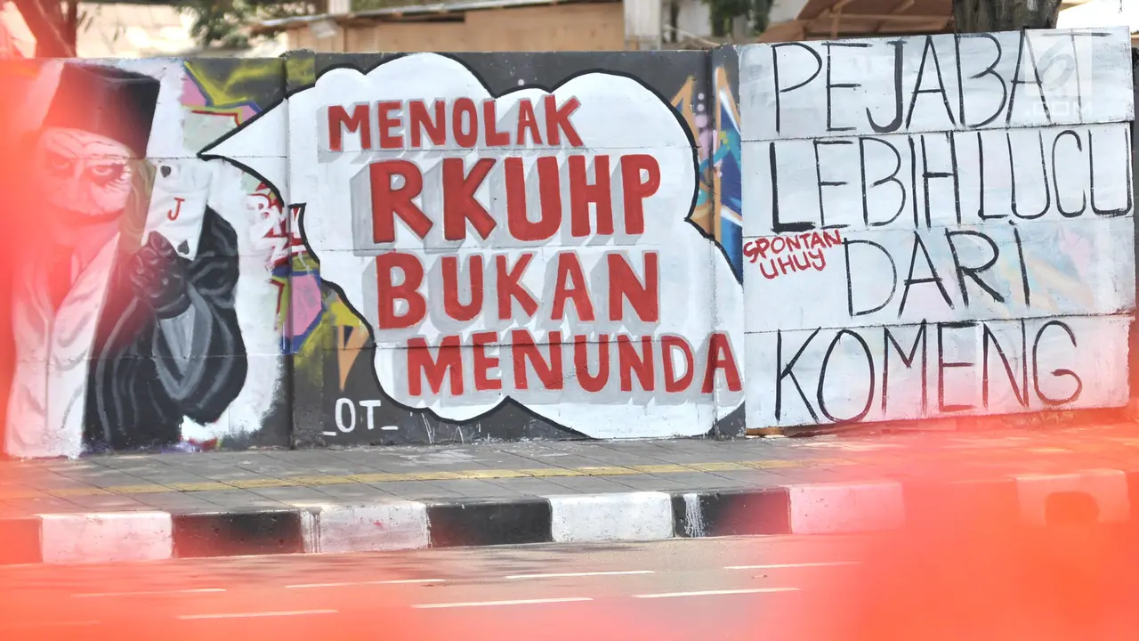 Mural Tolak RUU KUHP Terpampang di Rawamangun
