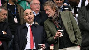 Pemilik Manchester United, Jim Ratcliffe (kanan), mencondongkan badan untuk berbicara dengan CEO Manchester United, Omar Berrada (kiri), dalam pertandingan Premier League antara Manchester City dan Manchester United di Stadion Etihad, Manchester, Inggris barat laut, pada 14 September 2025. (Oli SCARFF/AFP)