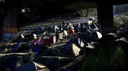 Pemandangan tenda-tenda para pencari suaka asal Afghanistan yang masih bertahan di kamp darurat di jalan raya A1 di utara pinggiran Kota Paris Saint-Denis (16/9/2020). (AFP/Christophe Archambault)