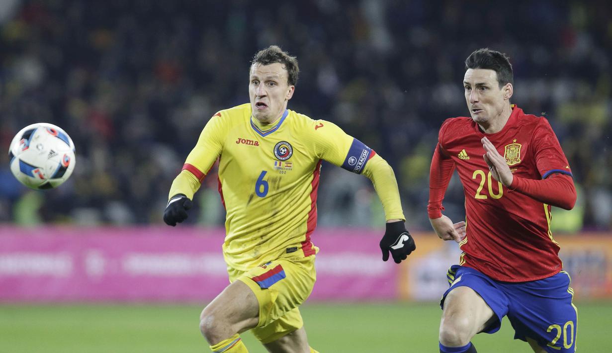 Pemain Romania, Vlad Chiriches (kiri) mengejar bola bersama pemain Spanyol, Aritz Aduriz pada laga persahabatan di Stadion Cluj Arena, Cluj, Senin (28/3/2016) dini hari WIB.  (REUTERS/Inquam Photos/Octav Ganea)