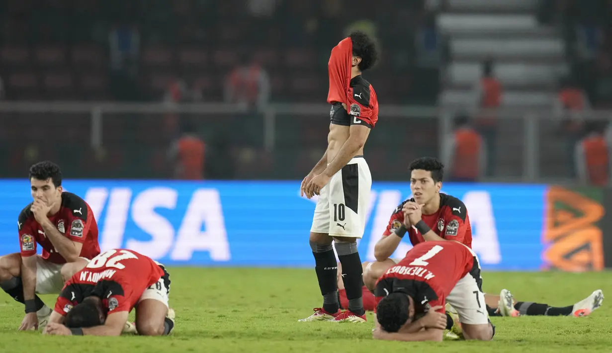 Mohamed Salah dkk akhirnya harus mengakui keunggulan Senegal yang memastikan gelar juara usai menang adu penalti dengan skor 4-2 melawan Mesir. (AP Photo/Themba Hadebe)