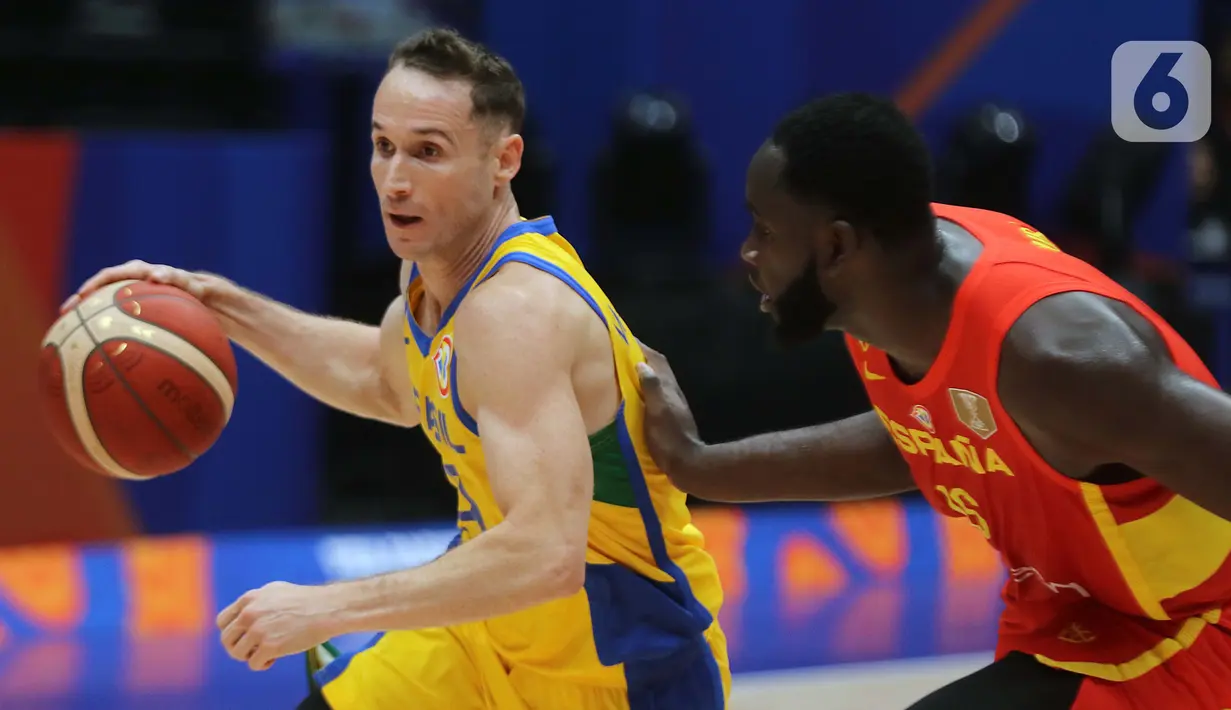 Pemain timnas basket Brasil, Marcelinho Huertas (kiri) mencoba melewati pebasket Spanyol, Usman Garuba pada penyisihan Grup G FIBA World Cup 2023 di Indonesia Arena, Gelora Bung Karno, Jakarta, Senin (28/8/2023). (Liputan6.com/Helmi Fithriansyah)