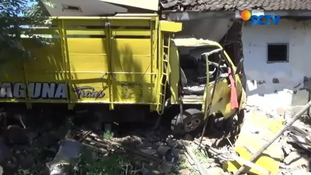 Truk Tanpa Muatan Tabrak Rumah di Pasuruan, Dua Orang Kritis