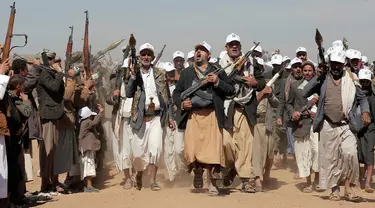 Kelompok Houthi berbaris dalam unjuk rasa dukungan untuk Palestina di Jalur Gaza dan menentang serangan Amerika Serikat (AS) di Yaman di luar Sanaa, Yaman, Senin (22/1/2024). (AP Photo)