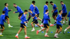 Para pemain Inter Milan melakukan pemanasan selama sesi latihan di Stadion Wankdorf, Bern pada 22 Oktober 2024. (Fabrice COFFRINI/AFP)