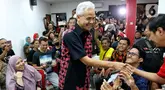 Bakal Calon Presiden (Bacapres) dari PDI Perjuangan, Ganjar Pranowo menyalami pendukungnya di Graha Pena 98, Jakarta, Kamis (21/9/2023). (Liputan6.com/Angga Yuniar)
