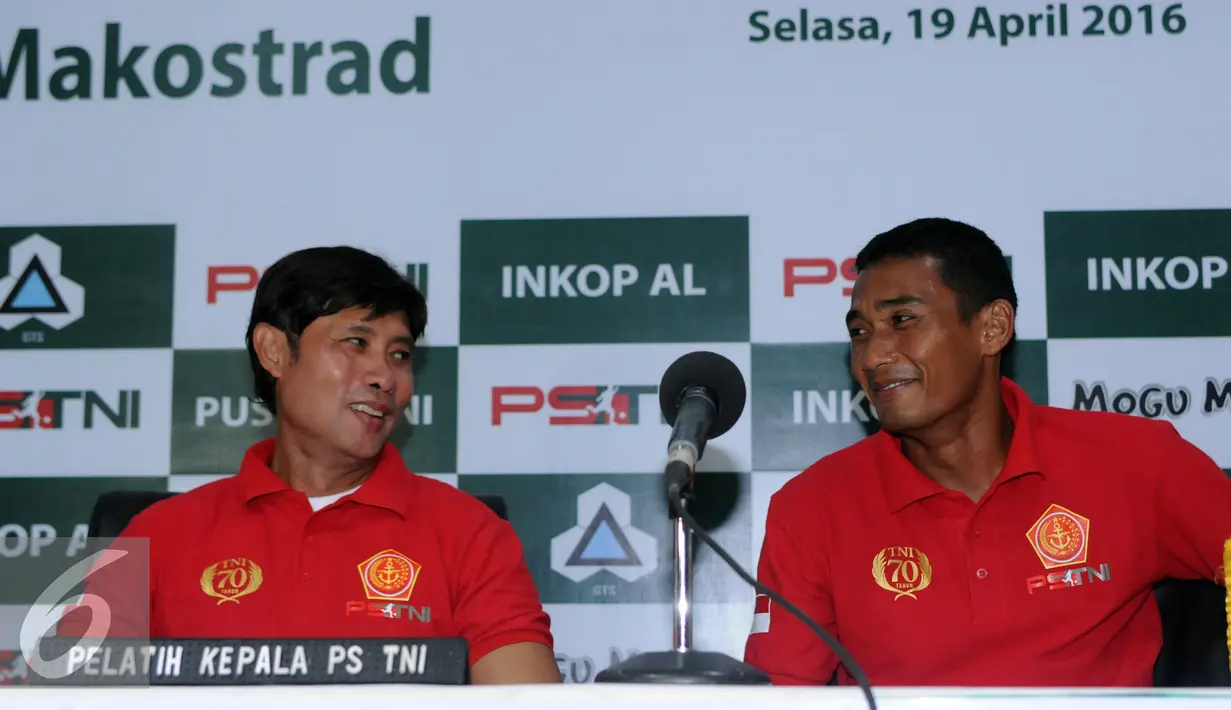 Pelatih Edward Chong (kiri) berbincang dengan pemain senior Legimin Rahardjo saat peluncuran tim PS TNI di Makostrad, Jakarta, Selasa (19/4/2016). PS TNI menyatakan kesiapan mengarungi Torabika Soccer Championship 2016. (Liputan6.com/Helmi Fithriansyah)
