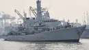Kapal Angkatan Laut Kerajaan Inggris, HMS Richmond tiba di Pelabuhan Tanjung Priok, Jakarta pada Rabu 25 Juni 2025. (AP/Tatan Syuflana)