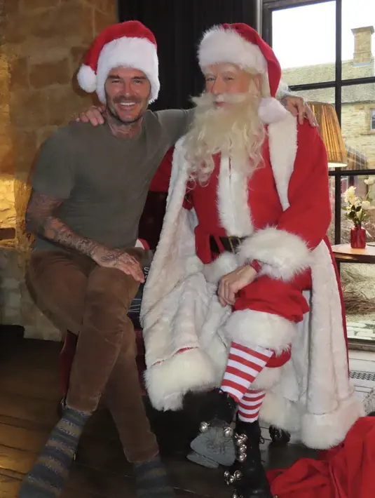 David Beckham memilih nuansa erath tone untuk rayakan Natal kali ini. [Foto: Instagram/ Victoria Beckham]