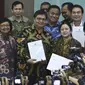 Menko Perekonomian Airlangga Hartarto, Menkeu Sri Mulyani, Menkumham Yasonna Laoly, Menteri KLHK Siti Nurbaya, Menaker Ida Fauziyah dan Menteri ATR/BPN Sofyan Djalil menyerahkan draft RUU Omnibus Law kepada Ketua DPR Puan Maharani, Jakarta, Rabu (12/2/2020). (Liputan6.com/Johan Tallo)