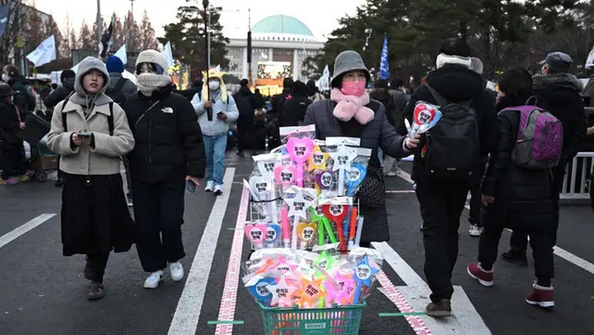 Cahaya Light Stick K-Pop Warnai Desakan Pemakzulan Presiden Yoon Suk Yeol