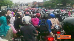Citizen6, Banten: Setiap pagi di Jalan Raya Tambak, Serang, Banten, terjadi kemacetan sejak pukul 05.00 WIB. Karyawan yang melintasi jalur ini berjumlah ratusan ribu sehingga terpaksa jalan kaki sejauh satu hingga dua km. (Pengirim: Gunawan Yusuf)