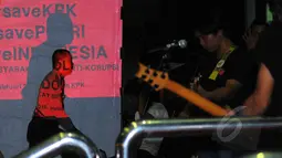 Kelompok musik Simponi beraksi dalam diskusi musikal antikorupsi di Gedung KPK, Jakarta, Rabu (4/2/2015). Kegiatan tersebut diisi dengan penampilan sejumlah kelompok musik, orasi dan diskusi seputar antikorupsi. (Liputan6.com/Faisal R Syam)