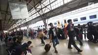 Suasana Stasiun Pasar Senen, Jakarta, Kamis (31/8). Kepala Stasiun Pasar Senen, Dedi Kristanto, mengatakan telah memberangkatkan 19.300 penumpang melalui 24 kereta api reguler dan dua kereta api tambahan. (Liputan6.com/Immanuel Antonius)