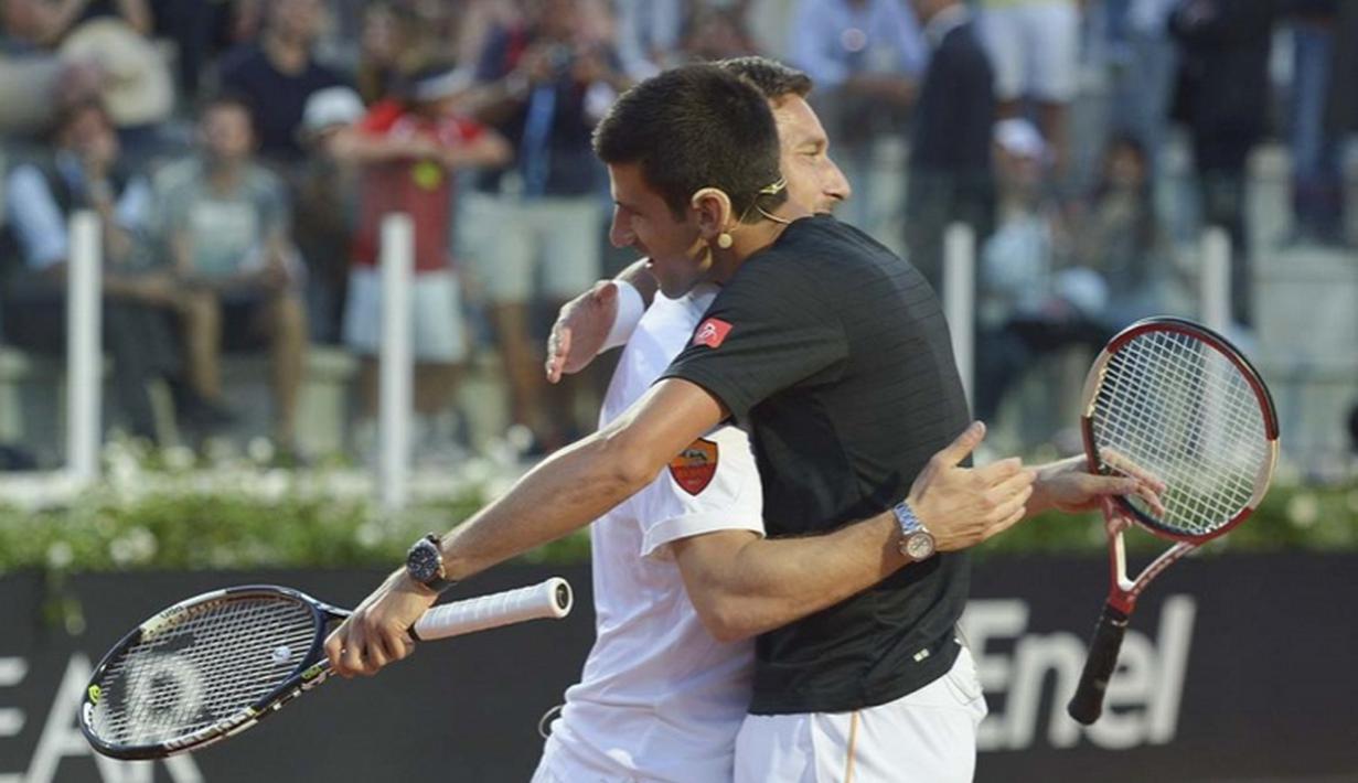 Francesco Totti berpasangan dengan petenis no. 1 dunia Novak Djokovic. (www.asroma.it)
