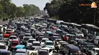 Reklame Raksasa Roboh di Tol Bekasi Barat, Arah Cikarang Macet