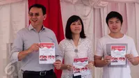 Calon gubernur DKI, Basuki Tjahaja Purnama (Ahok) bersama istri, Veronica Tan dan anaknya Nicholas Sean menunjukkan surat suara sebelum mencoblos pada Pilkada DKI putaran kedua di TPS 54 di Pluit, Jakarta Utara, Rabu (19/4). (Liputan6.com/Faizal Fanani)