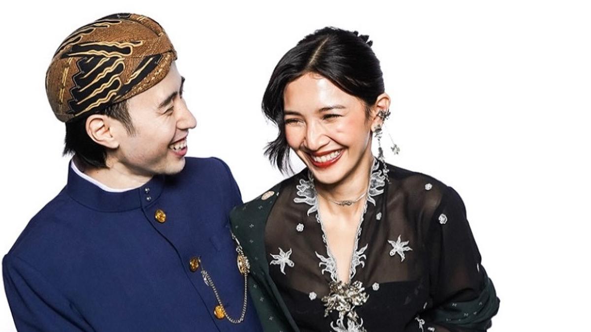 6 Potret Tampilan Vidi Aldiano Kenakan Beskap dan Sheila Dara Dibalut Kebaya Hitam saat Hadir di Pernikahan Sahabat