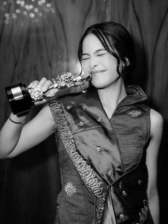 Maudy Ayunda di RA Kartini Award 2024 (Instagram/claurakiehl)