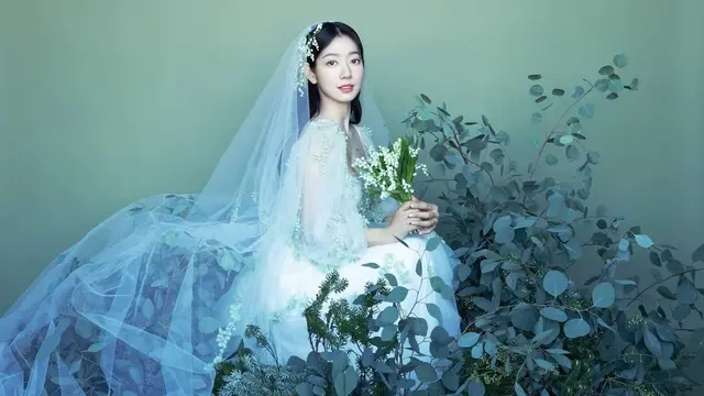 Menikah Hari Ini, Ini Detail 3 Gaun Pengantin Mewah Serba Putih yang Dikenakan Park Shin Hye, ada Rancangan Desainer Ternama Dunia