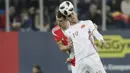 Aksi pemain Spanyol, Rodrigo (kanan) berduel dengan pemain Rusia, Viktor Vasin pada laga persahabatan di St.Petersburg, Russia, (14/11/2017). Spanyol bermain imbang 3-3 lawan Rusia. (AP/Dmitri Lovetsky)