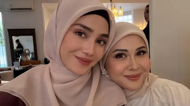 5 Pesona Anggun Syifa Hadju dalam Balutan Hijab Segi Empat di Acara Kolaborasi Fashion Sang Sahabat, Kesha Ratuliu