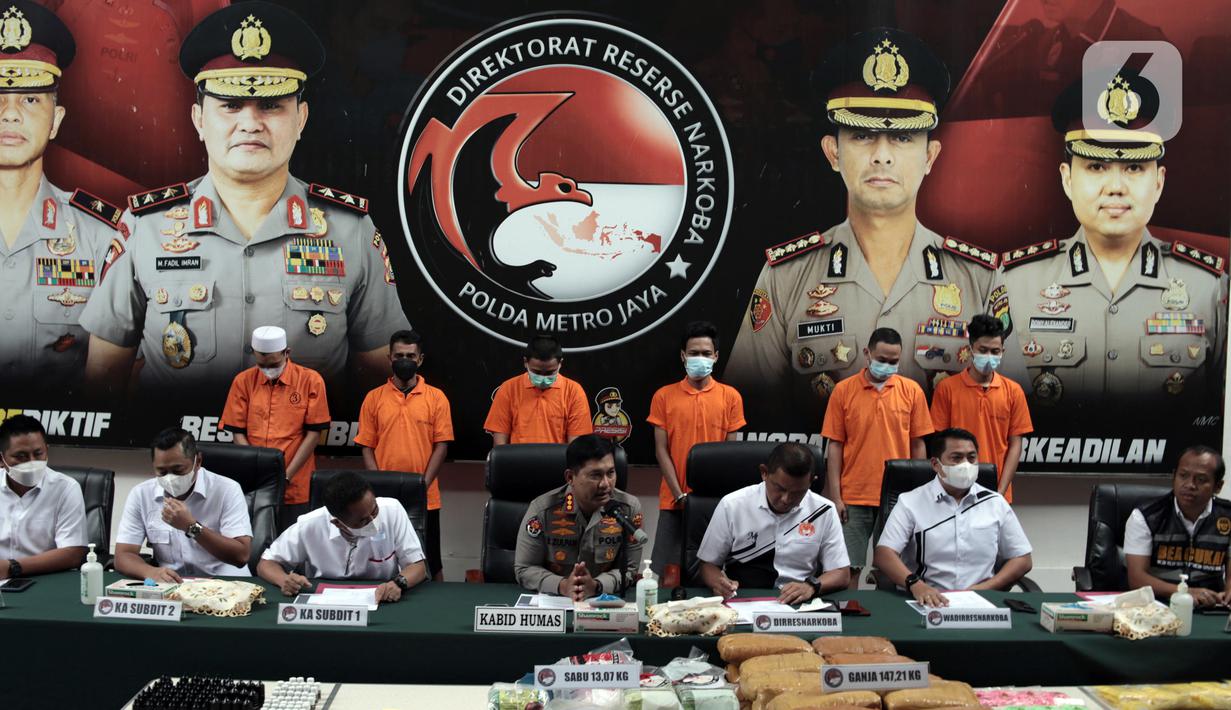 Kabid Humas Polda Metro Jaya Kombes Pol E. Zulpan (tengah) didampingi Ditnarkoba Kombes Pol Mukti Juharsa beserta jajaran memberikan keterangan saat rilis hasil Operasi Kewilayahan Nila Jaya 2022 di Mapolda Metro Jaya, Jakarta, Selasa (13/12/2022). Direktorat Reserse Narkoba Polda Metro Jaya bersama Satuan Reserse Narkoba Polres berhasil mengamankan 278 tersangka dari 222 kasus serta barang bukti berupa 13,7 Kg sabu, 147,22 Kg ganja, 2.088 butir ekstasi, 229.759 butir obat baya, 119 gram tembakau sintetis, dan 1,17 liter cairan narkotika dalam Operasi Nila Jaya 2022 yang berlangsung 16-30 November 2022. (merdeka.com/Iqbal S. Nugroho)