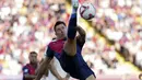 Pemain Barcelona, Robert Lewandowski berusaha melakukan tendangan salto ke gawang Valladolid pada laga lanjutan Liga Spanyol 2024/2025 di Olympic Stadium, Barcelona, Spanyol, Sabtu (31/08/2024). (AP Photo/Joan Monfort)