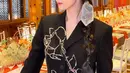 Rambut panjang Yoona ditata dengan kepang samping menggunakan pita. Sisakan poni tanggung yang ciptakan messy look [@yoona__lim]