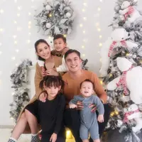 Gaya keluarga Rendy Kjaernett dan Lady Nayoan rayakan Natal tahun ini tentu menuai perhatian, setelah keduanya hampir bercerai karena isu perselingkuhan yang dilakukan Rendy. Keduanya justru tampil semakin lengket akhir-akhir ini. Di hari Natal, Rendy dan Lady Nayoan dengan ketiga anaknya kompak berfoto di depan latar bertemakan salju dan pohon Natal. Rendy dan Lady Nayoan tampil kompak dengan outfit berwarna cokelat, sedangkan ketiga anaknya juga kompak pakai outfit kasual yang serasi. [Foto: Instagram/ladynayoan]