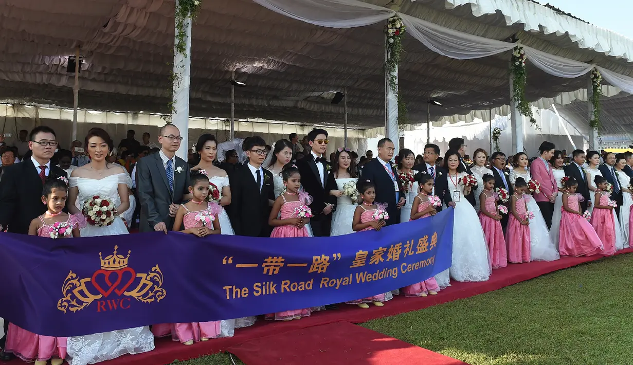 Sejumlah pasangan pengantin asal Tiongkok mengikuti upacara pernikahan di Kolombo, Sri Lanka (17/12). Dalam upacara yang dihadiri pejabat kedua negara, sebagian pengantin mengenakan pakaian tradisional Sri Lanka maupun China.(AFP Photo/Ishara S. Kodikara)