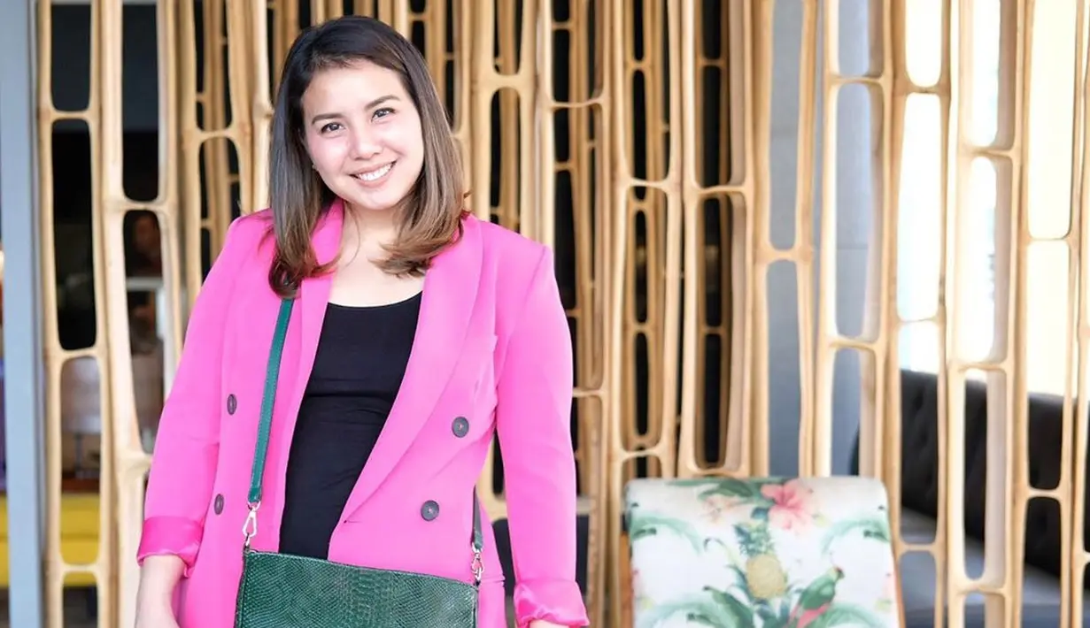 “Aku sama suami totally beda bgt! Aku tim anak sekolah negri. Suami tim anak sekolah swasta, dia gak pernah sama sekali sekolah di sekolah negri,” ungkap Tya Ariestya. (Instagram/tya_ariestya)