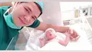 Lewat unggahan di akun Instagramnya, Haykal menuliskan rasa syukurnya atas kelahiran anak pertamanya bersama dengan Tantri Namirah. Ia pun berdoa agar sang putri kelak menjadi wanita sholeha. (Instagram/haykalkamil)
