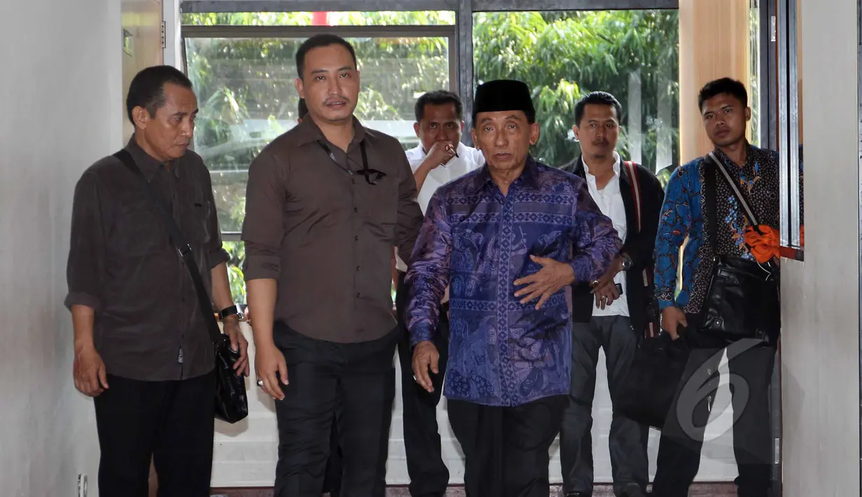 Mantan Bupati Bangkalan, Fuad Amin saat menuju ruang sidang Pengadilan Tipikor, Jakarta, Senin (25/5/2015). Dipersidangan, Fuad Amin meminta kepada majelis hakim untuk dapat menyesuaikan waktu sidang dengan kondisi penyakitnya. (Liputan6.com/Helmi Afandi)